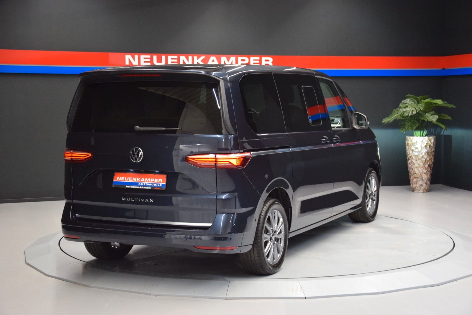 Fahrzeugabbildung Volkswagen T7 Multivan Pano ACC Keyless 3-Zonen Standheiz