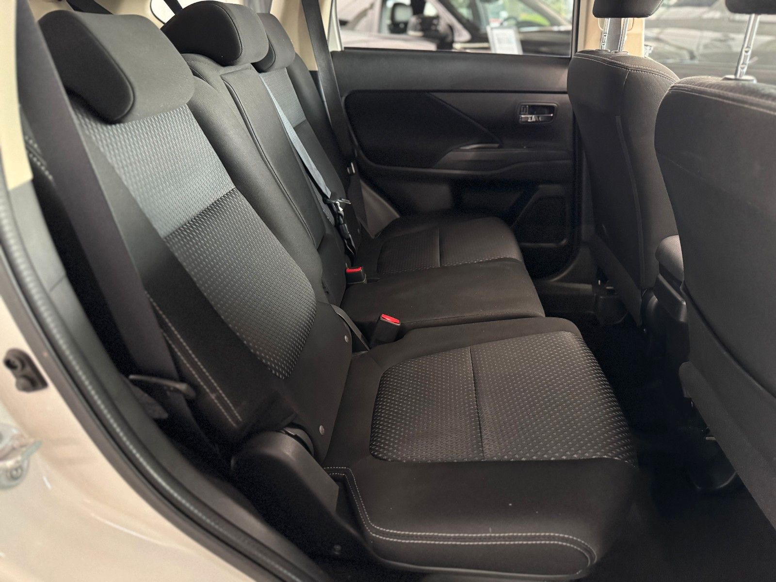 Fahrzeugabbildung Mitsubishi Outlander 2.2 DI-D Plus 4WD  NUR HÄNDLER/GEWERBE