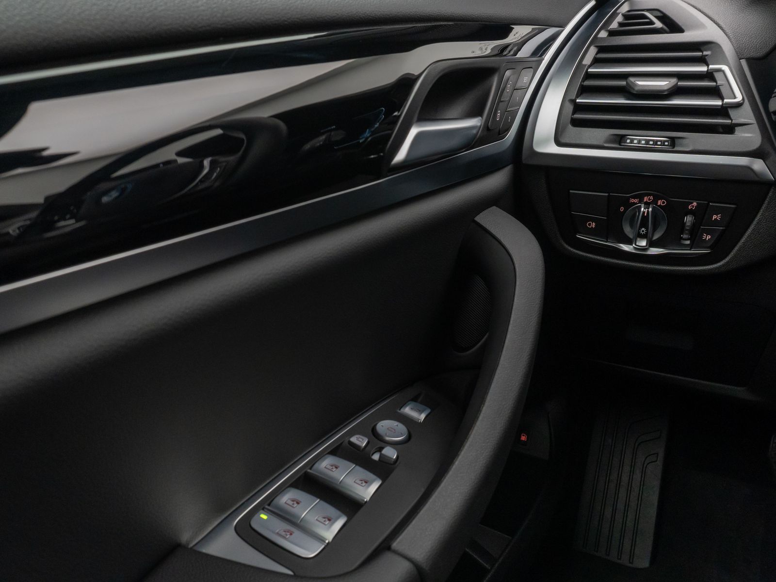 Fahrzeugabbildung BMW X3 xD30e Kamera HUD DAB HiFi Stop&Go AHK Sport