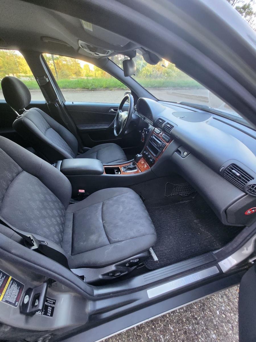Mercedes-Benz C180 2004 — photo 11