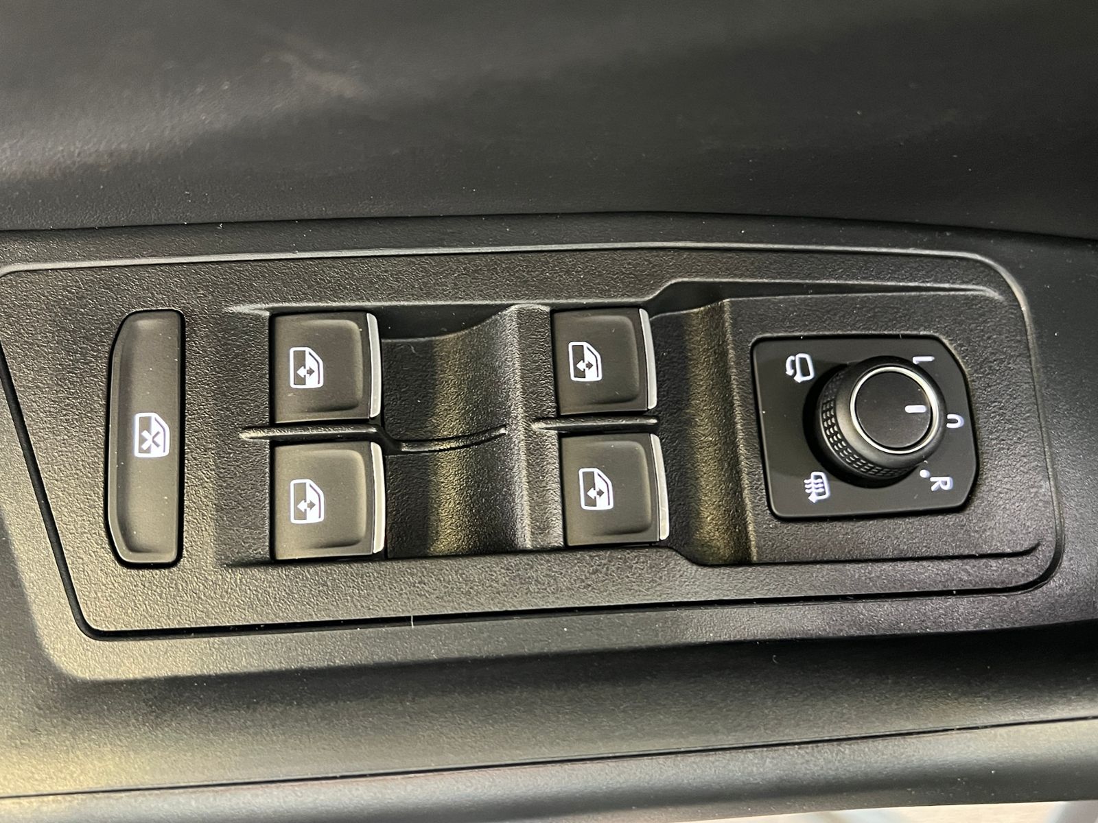 Fahrzeugabbildung Volkswagen T-Roc R-Line 1.5 TSI DSG *LED, Easy Open, 18"-LM