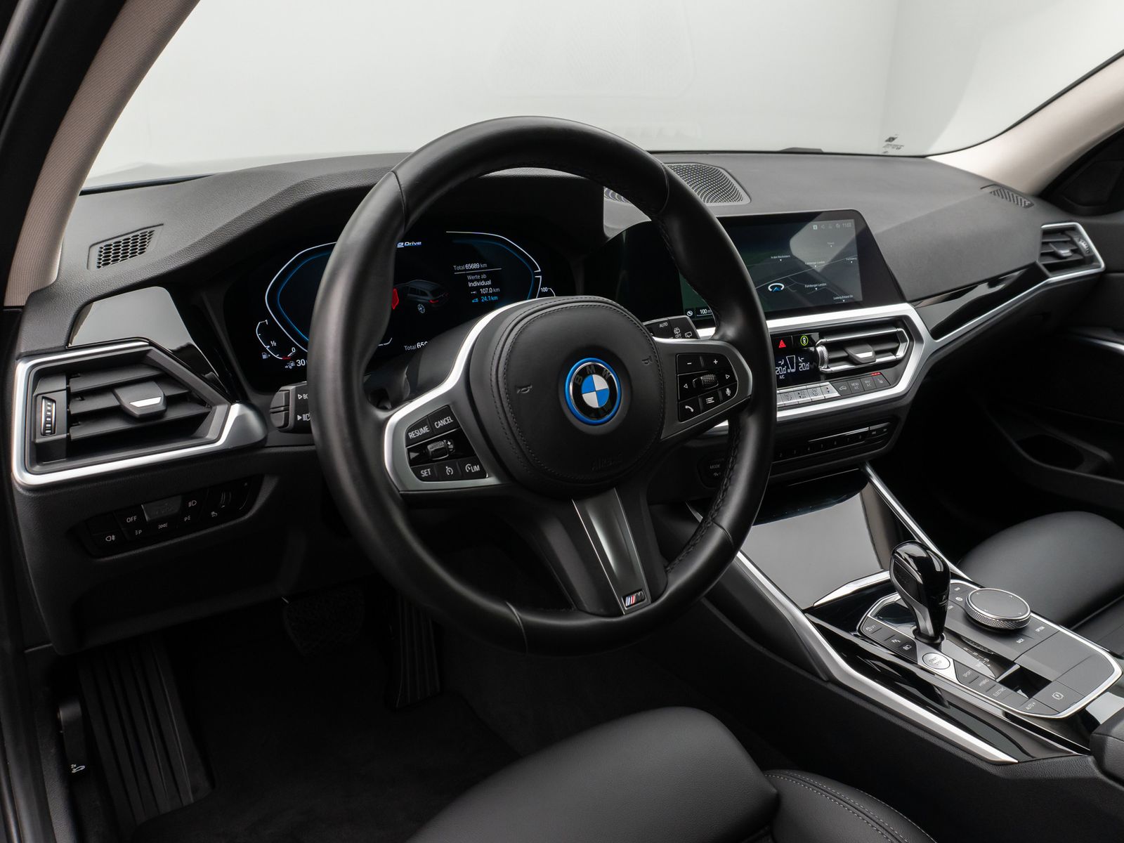 Fahrzeugabbildung BMW 330e DAB HiFi PDC DrivingAssist Alarm Sport LED