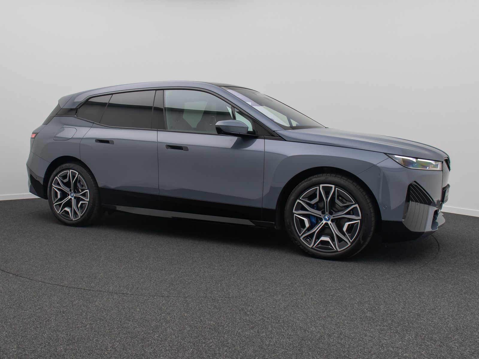 Fahrzeugabbildung BMW iX xD50 360°Laser B&W SoftC SkyLounge DAB 22Zoll