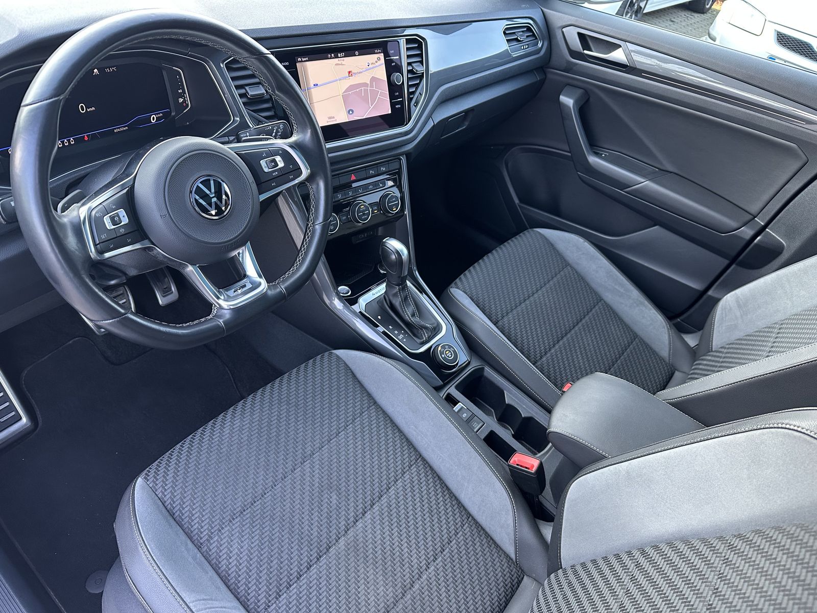 Fahrzeugabbildung Volkswagen T-Roc 2.0 TSI DSG 4M R-Line NAV+LED+PANO+AHK+ACC