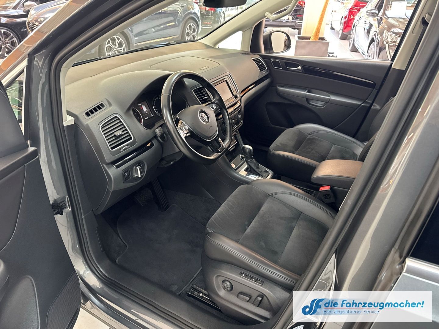 Fahrzeugabbildung Volkswagen Sharan Highline BMT Start-Stopp Sportpaket Stand