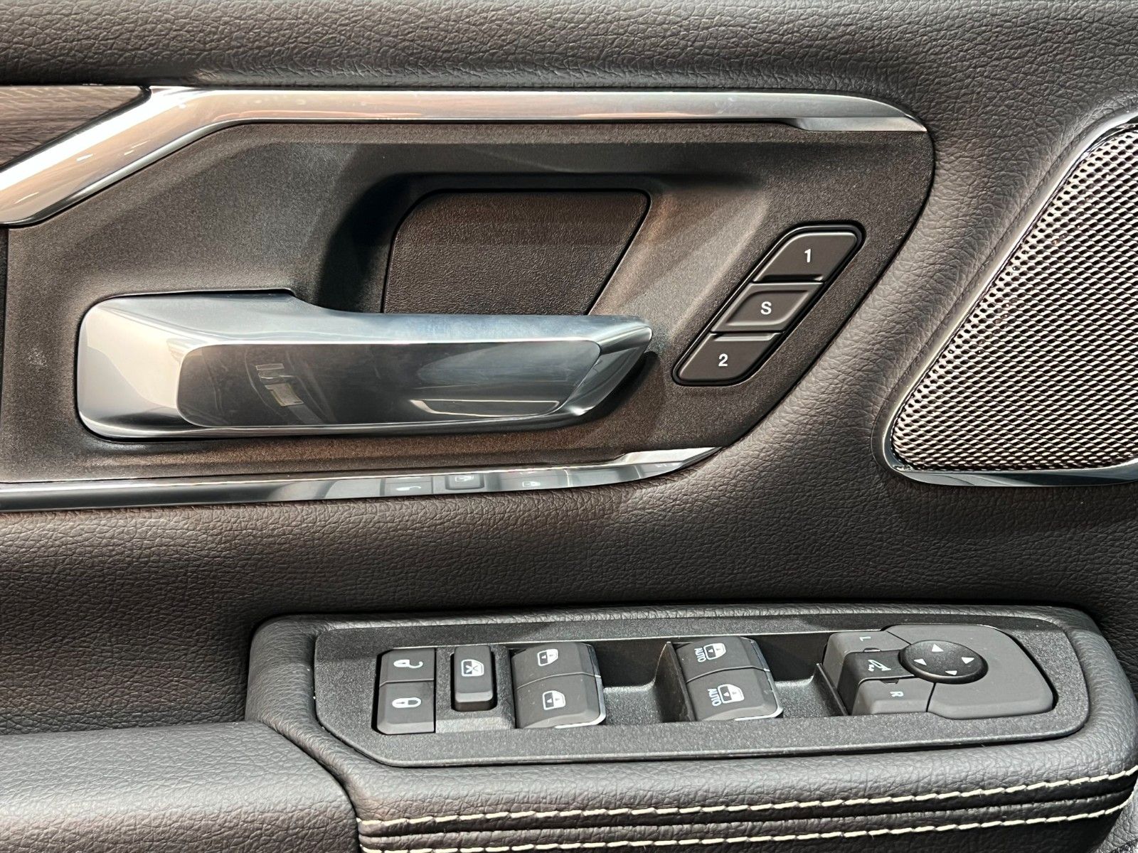 Fahrzeugabbildung Dodge RAM 1500 Laramie Night Premium RTR Umbau