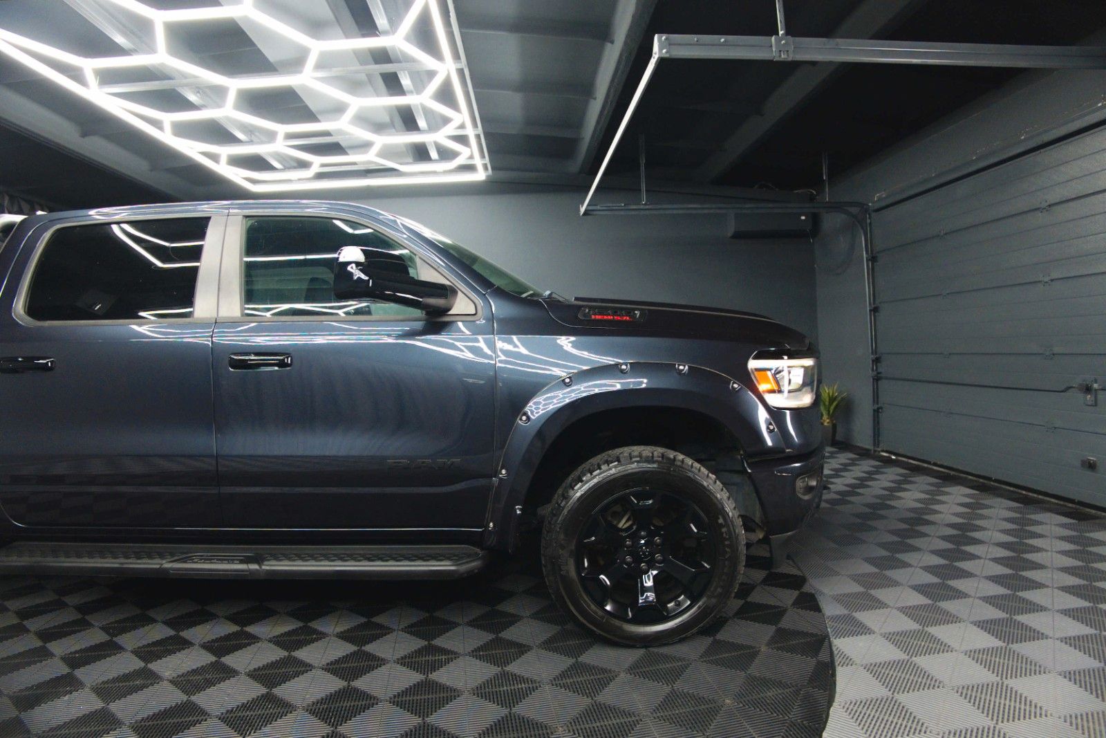 Fahrzeugabbildung Dodge RAM 5.7 V8 HEMI 4x4 OFFROAD Night-Paket LONGBED