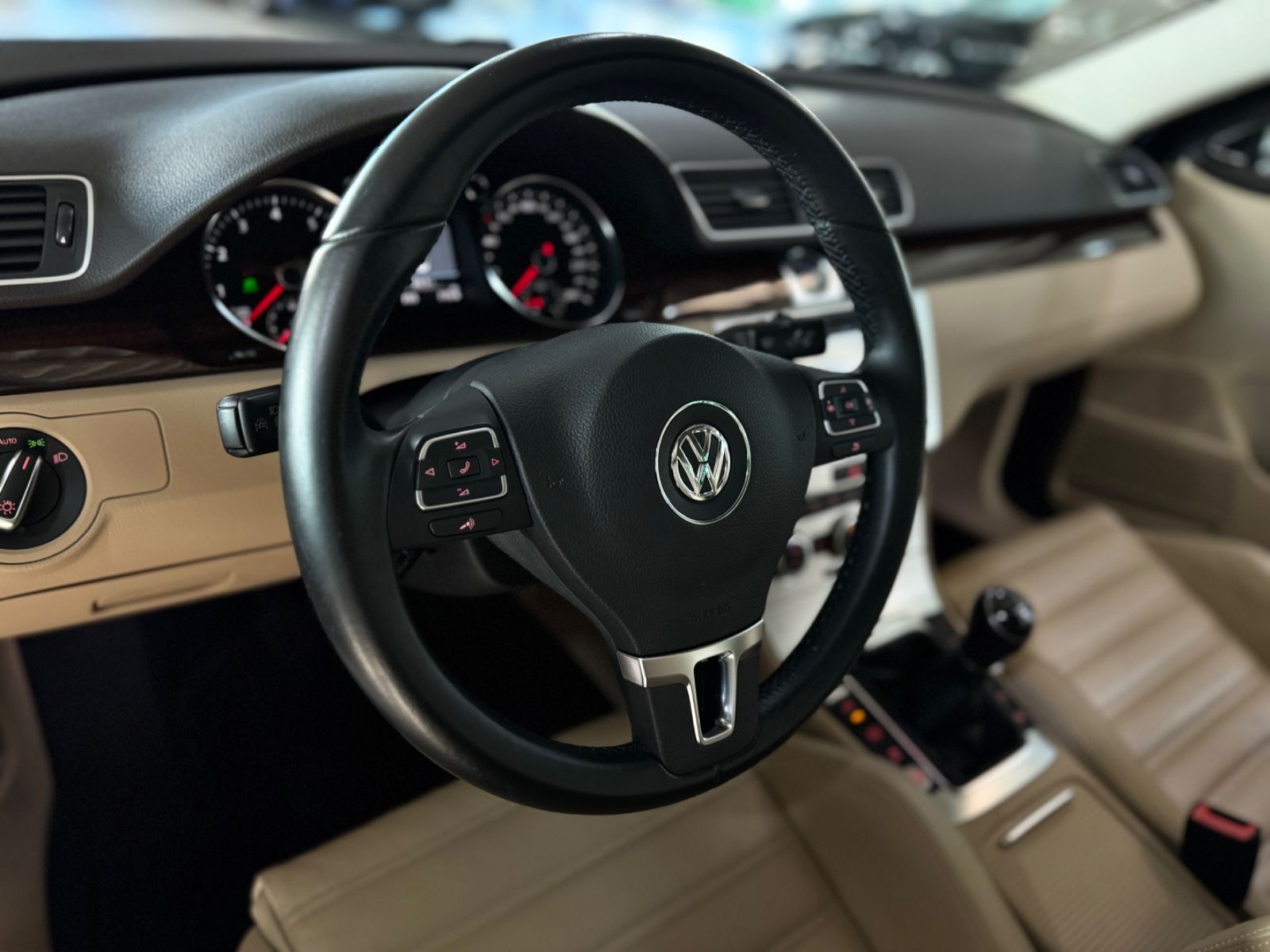 Fahrzeugabbildung Volkswagen Passat Lim.Highline Dynaudio ACC AHK 8fach