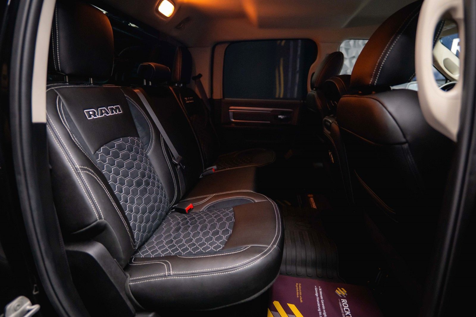 Fahrzeugabbildung Dodge RAM 3.6 V6 4x4 OFFROAD BLACK EDITION *LED*6Sitze