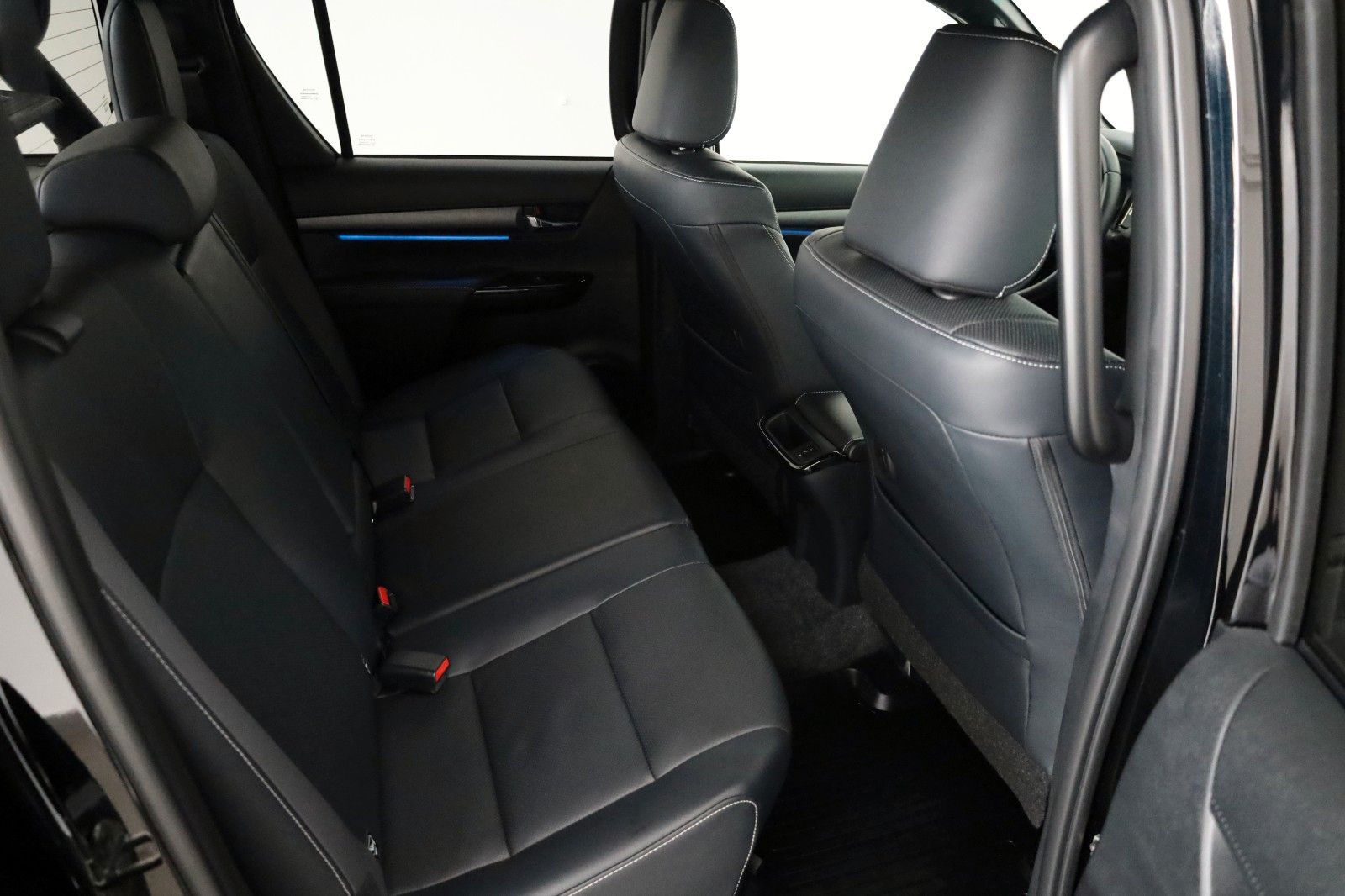 Fahrzeugabbildung Toyota Hilux 2.8 D-4D Invincible, Rollbügel, Rollo, AHK