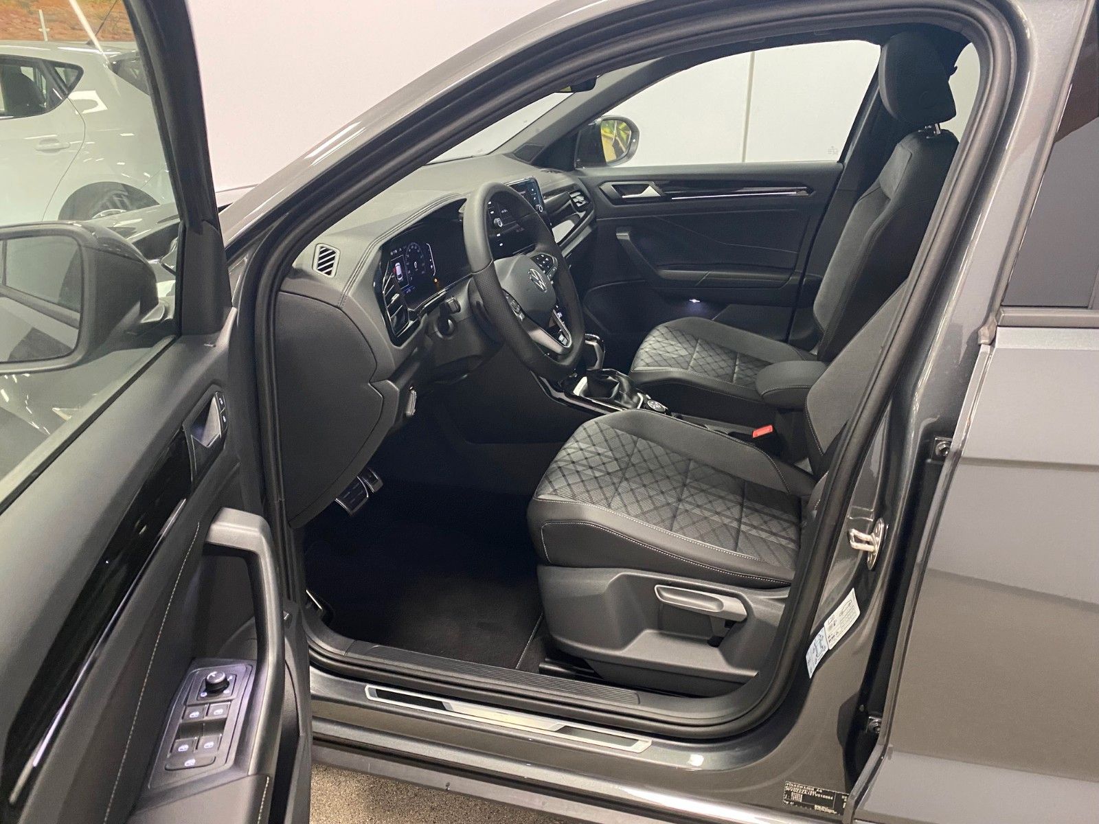 Fahrzeugabbildung Volkswagen T-Roc 2.0 TSI DSG 4MOTION R-Line+AHK+Black Style