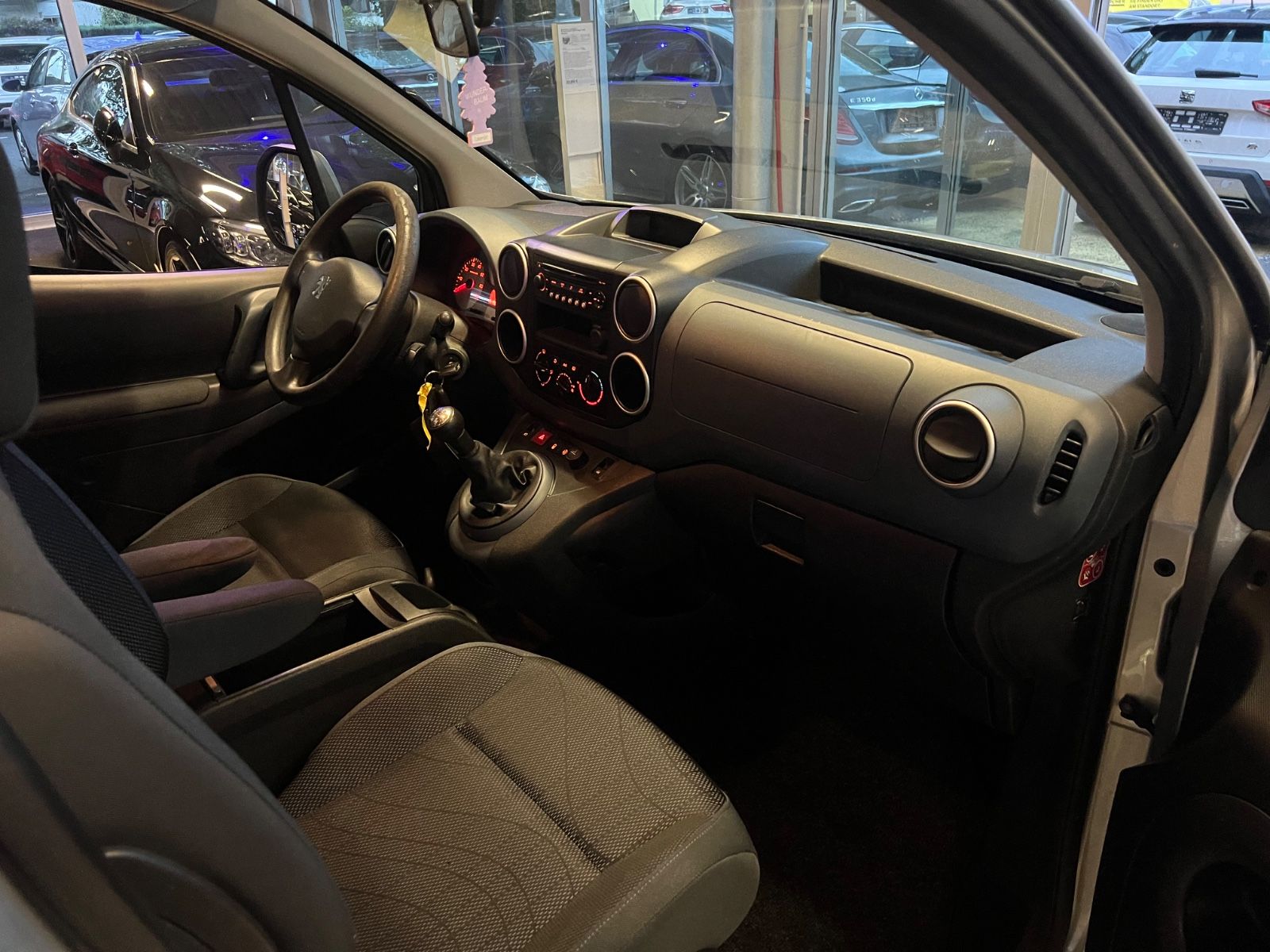 Fahrzeugabbildung Peugeot Partner Tepee Family * 1.HAND *