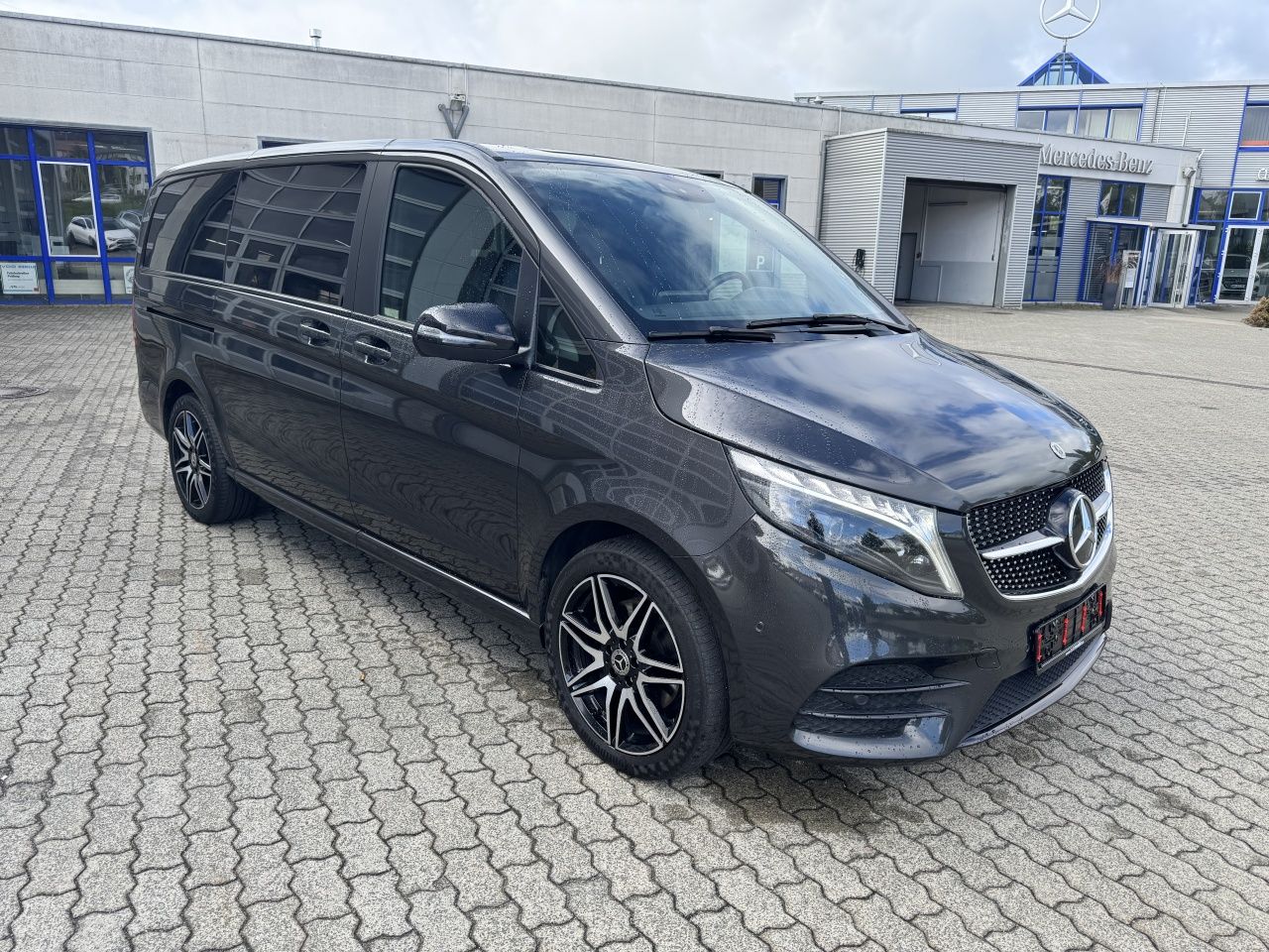 Fahrzeugabbildung Mercedes-Benz V 300d Avantgarde Ed. lang 4x4 Distronic*AMG*AHK