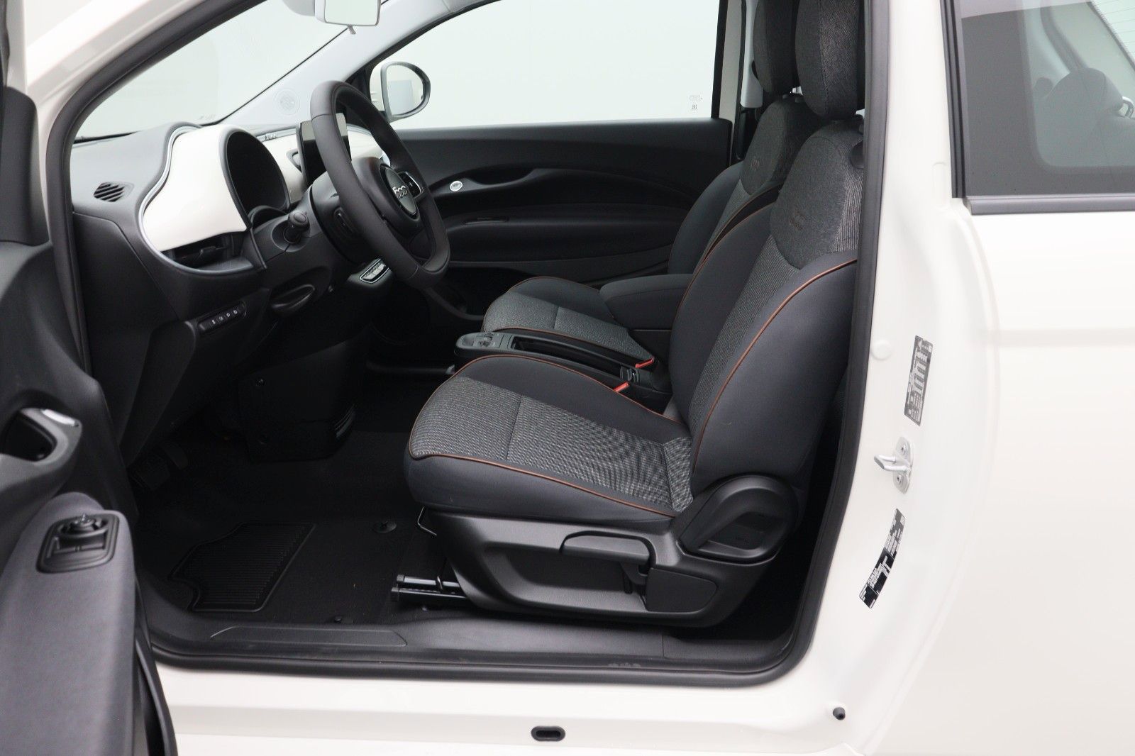 Fahrzeugabbildung Fiat 500E 3+1 Icon 42KWh Navigation Komfort-Paket