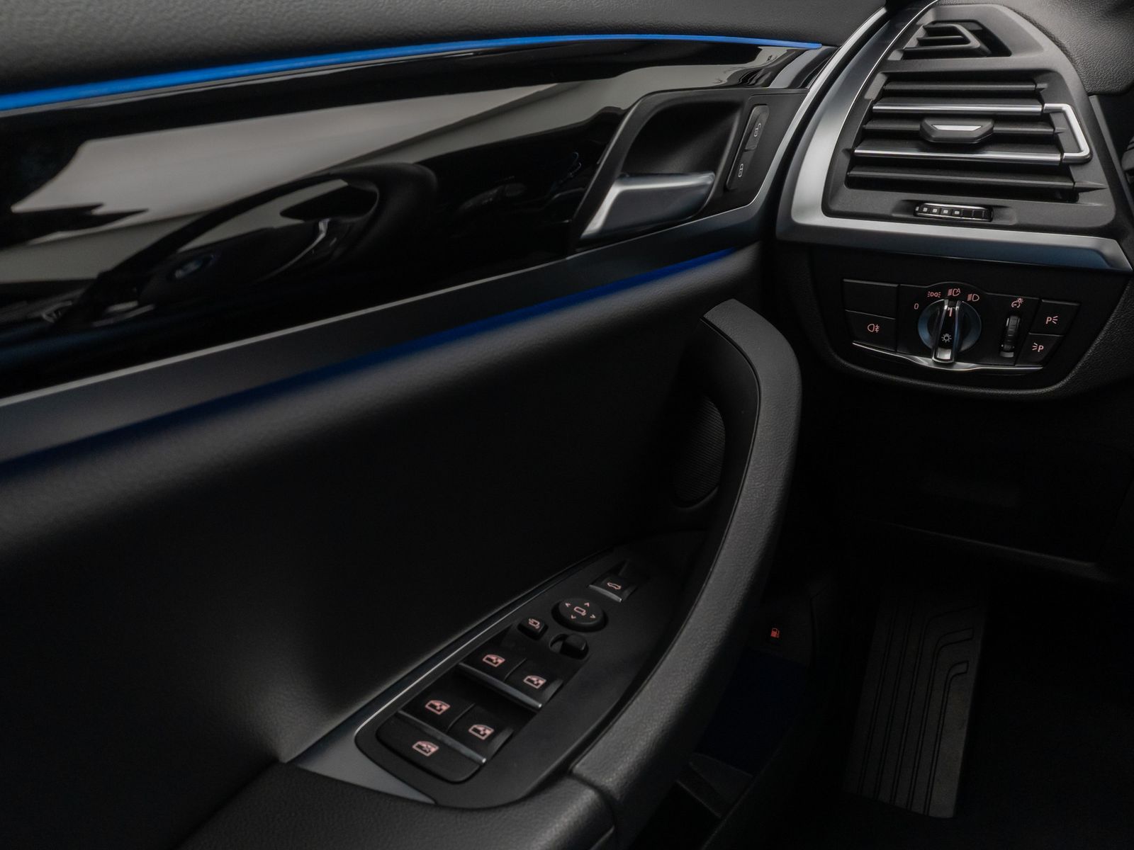 Fahrzeugabbildung BMW X3 xD30e Laser Kamera HUD DAB AHK Komfort 19Zoll