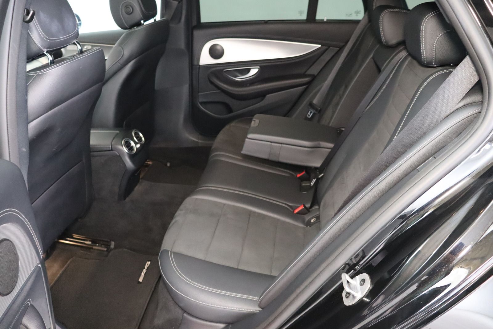 Fahrzeugabbildung Mercedes-Benz E 200 T 4Matic * Schiebedach * Navi * AMG line