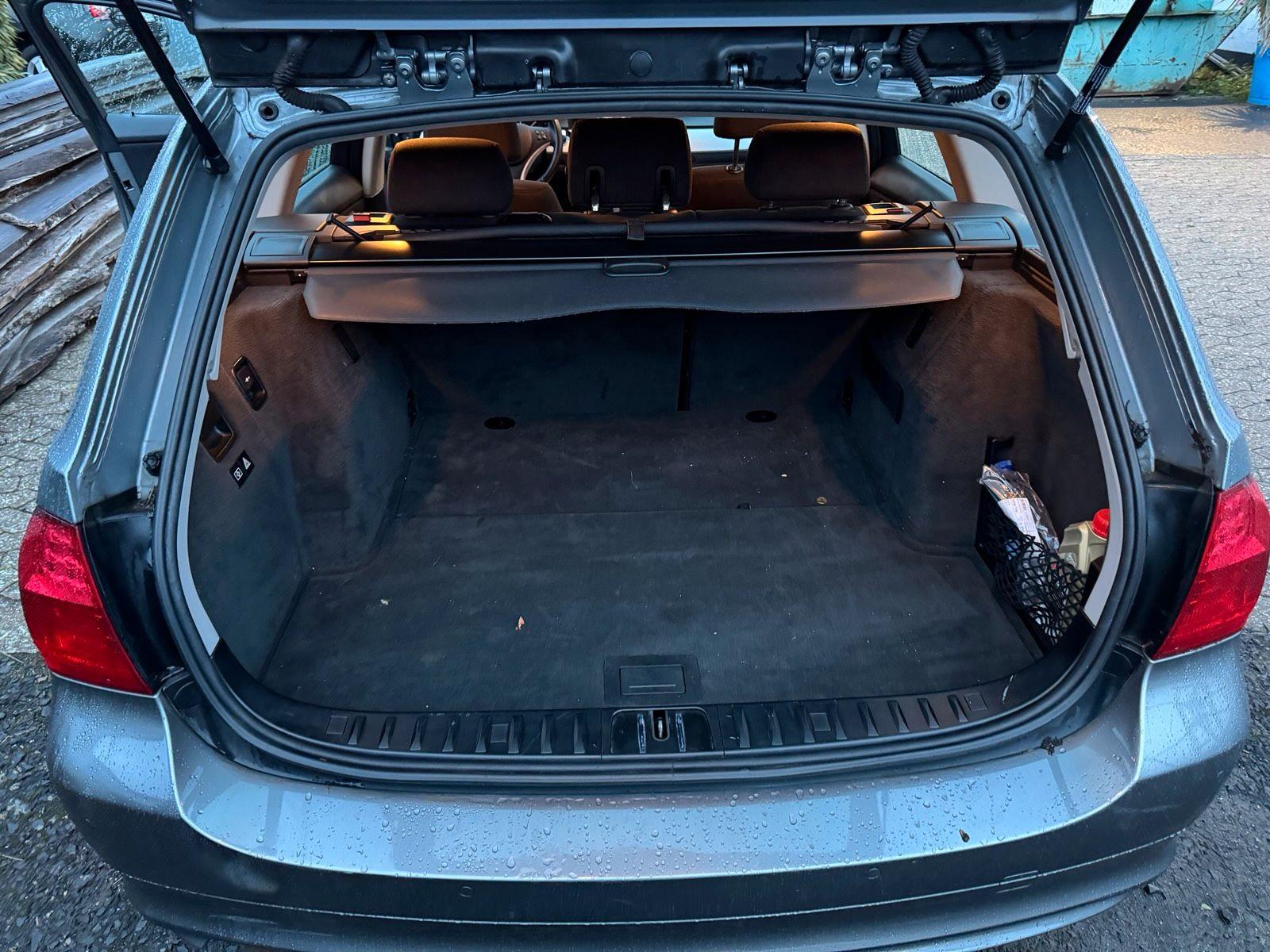 BMW 318 2011 — салон