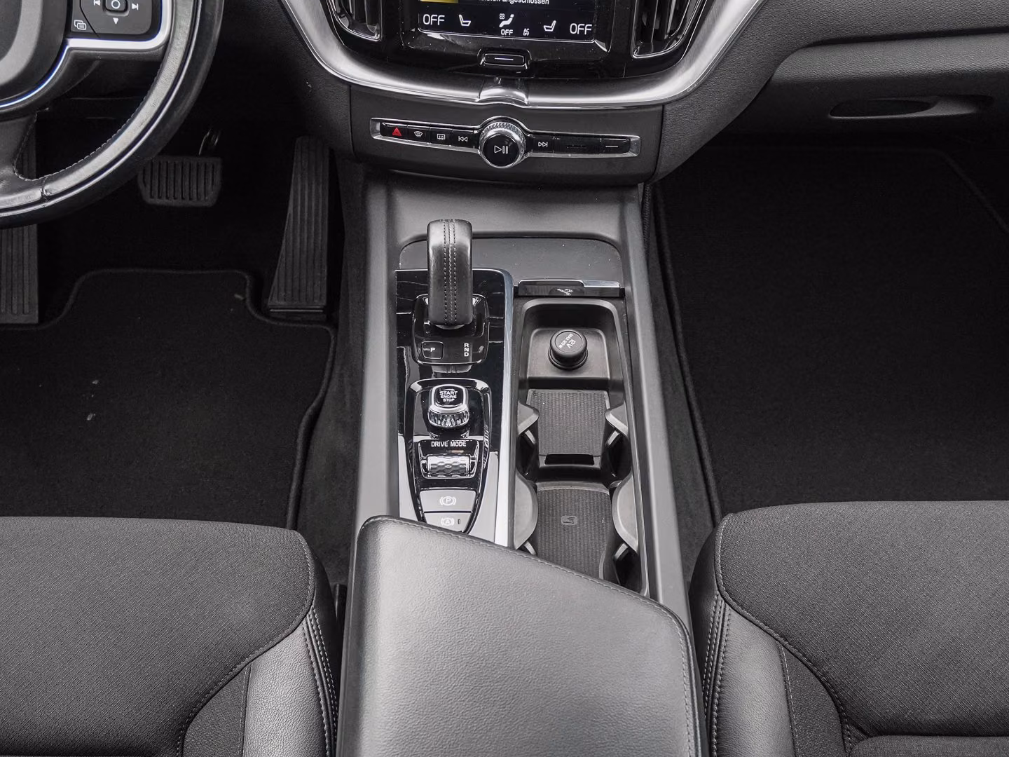 Volvo XC60 B4 D AWD Momentum Pro 19ZOLL FRONTHZG BLIS