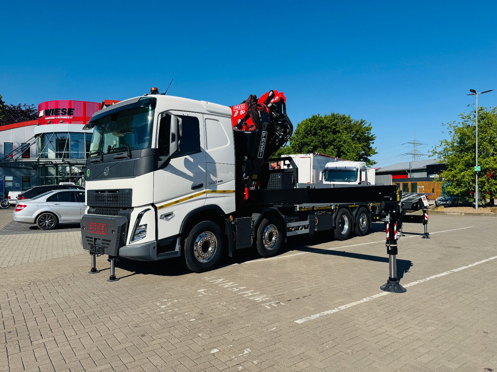 Fahrzeugabbildung Volvo FH 500 8x2 mit F710RA.2.27 L426 und V20 Winde