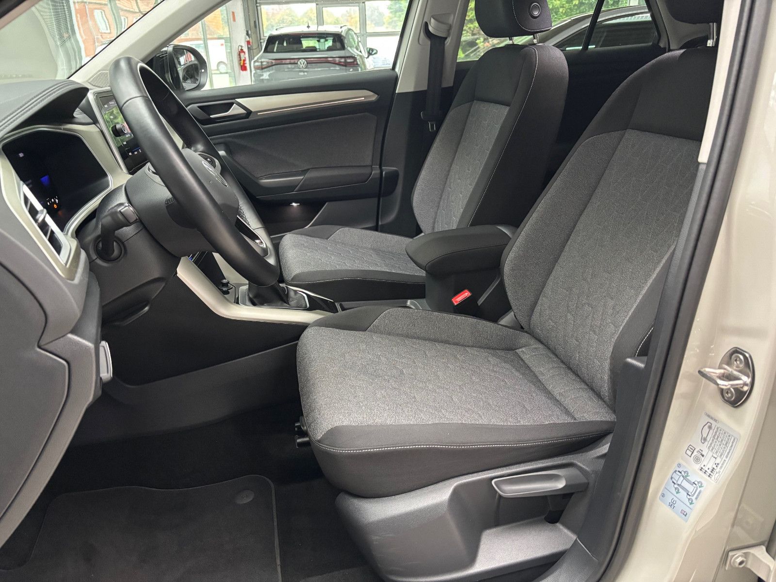 Fahrzeugabbildung Volkswagen T-Roc Move 1.0 TSI LED+SHZ+APP