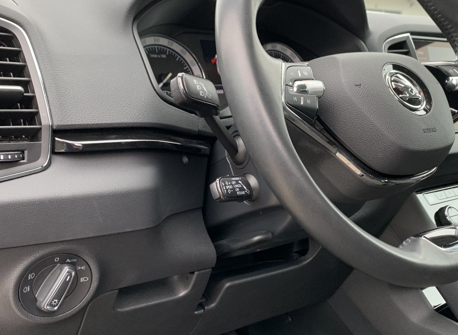 Fahrzeugabbildung SKODA Karoq 2.0 TDI*Style*4x4*LED*Cam*ACC*Navi*