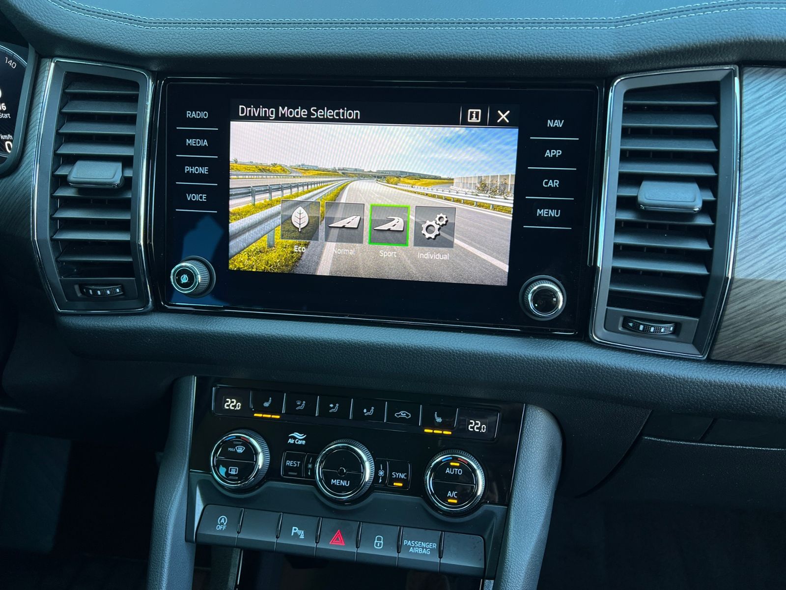 Fahrzeugabbildung SKODA Kodiaq Style 1.5 TSI DSG FL *AHK, LED, ACC, 19"-