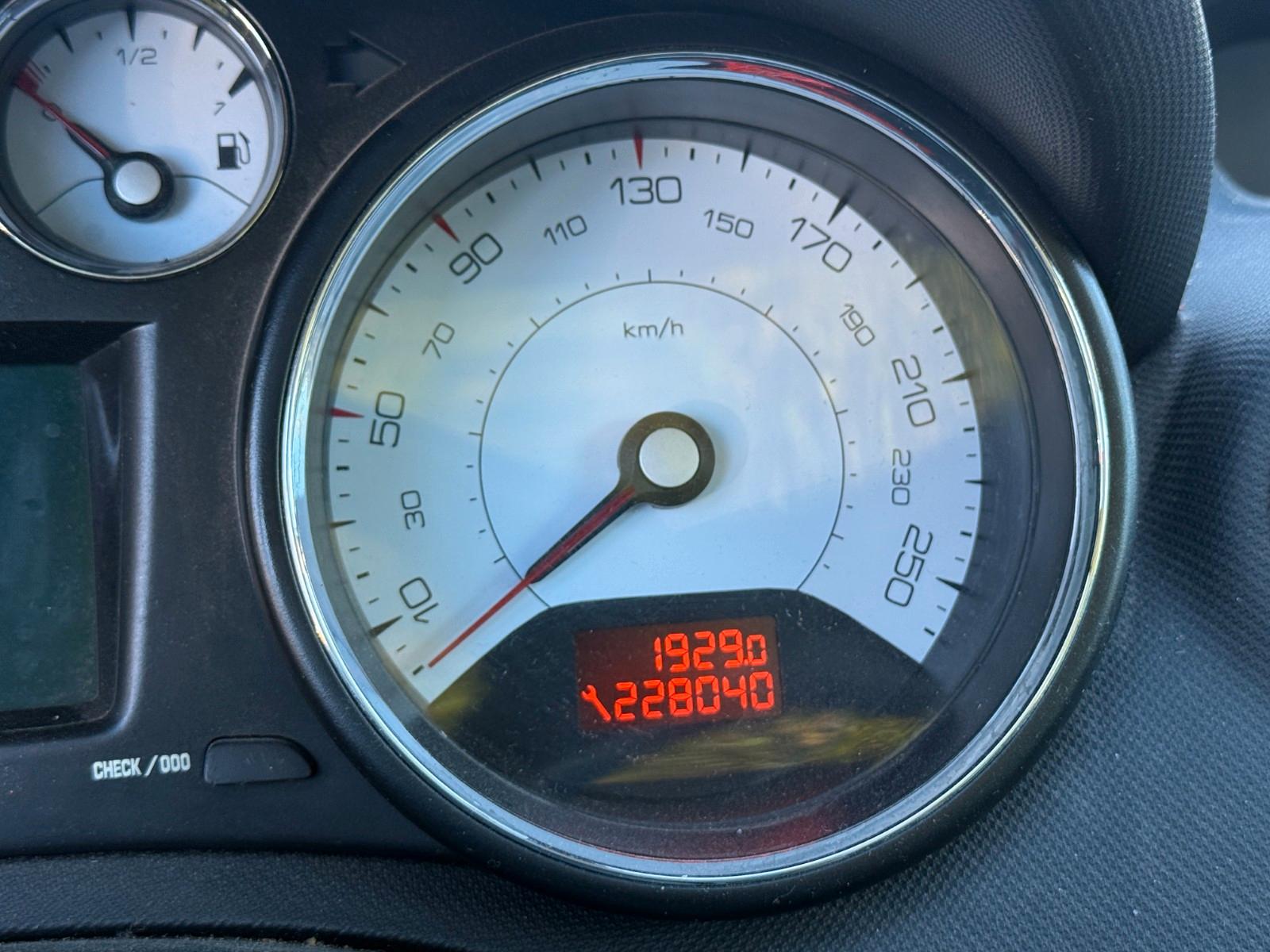 Peugeot 308 2012 — photo 16