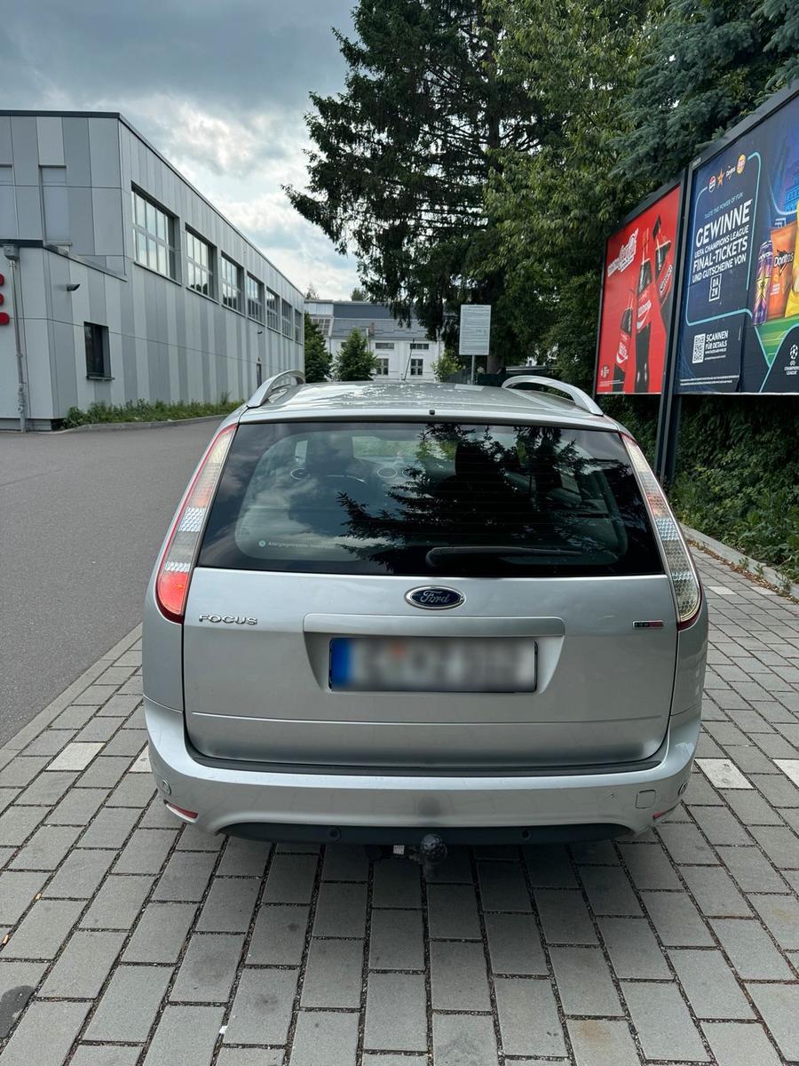 Ford Focus 2011 — вигляд ззаду