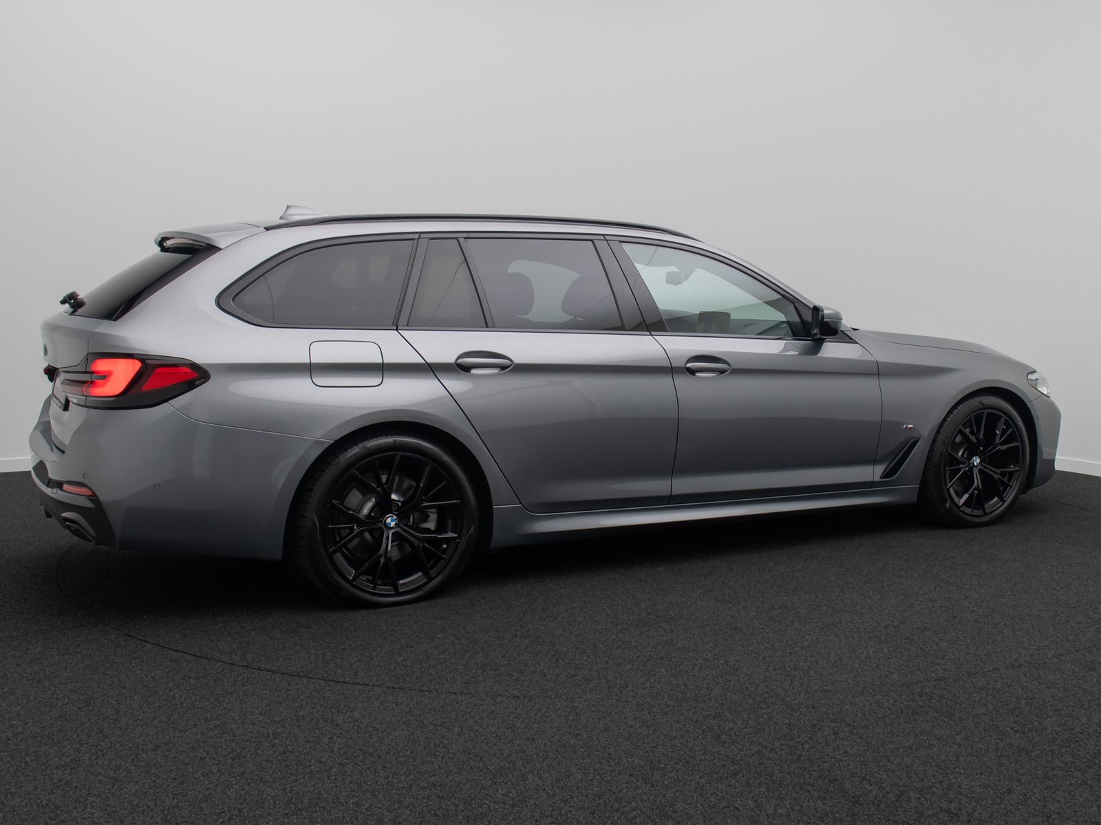 Fahrzeugabbildung BMW 520d xD M Sport HUD DAB Alarm H/K Kamera AHK 19"
