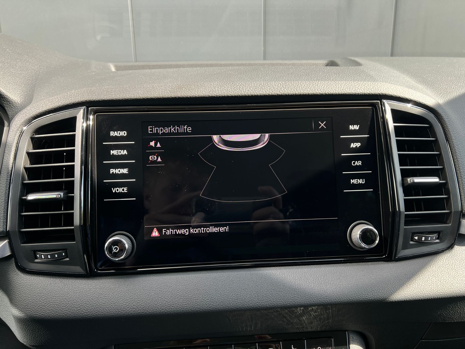 Fahrzeugabbildung SKODA Karoq Selection 1.5 TSI DSG *AHK, LED, ACC, 18"L