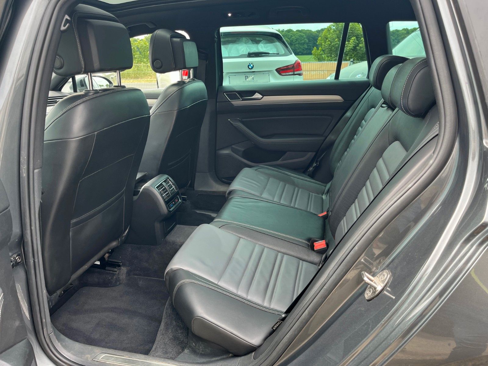 Fahrzeugabbildung Volkswagen 2.0 TSI DSG R-LINE/HIGHLINE Navi Pano AHK LED SP