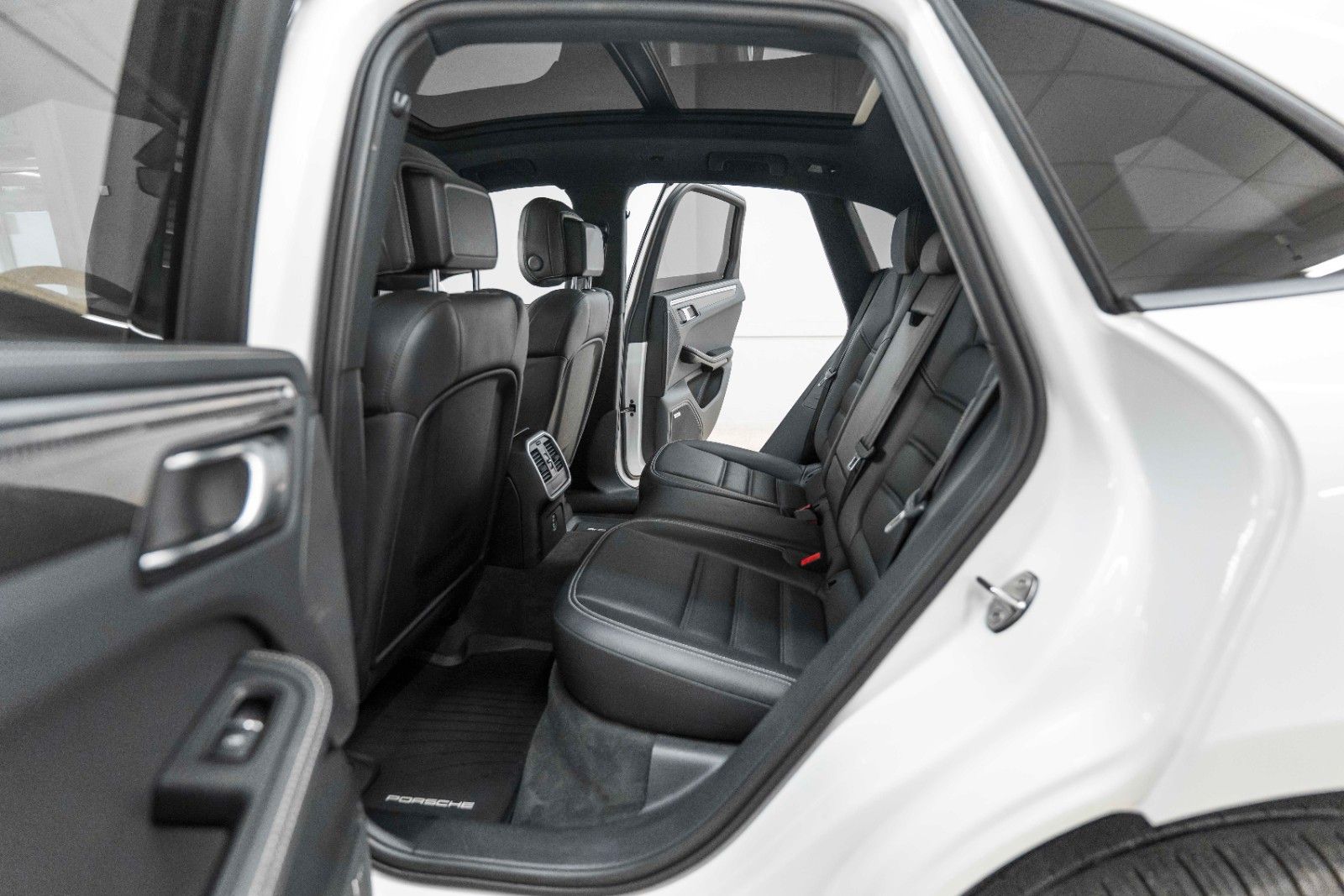 Fahrzeugabbildung Porsche Macan 2.0L ACC BOSE PANO PDLS KAM LED CARPLAY