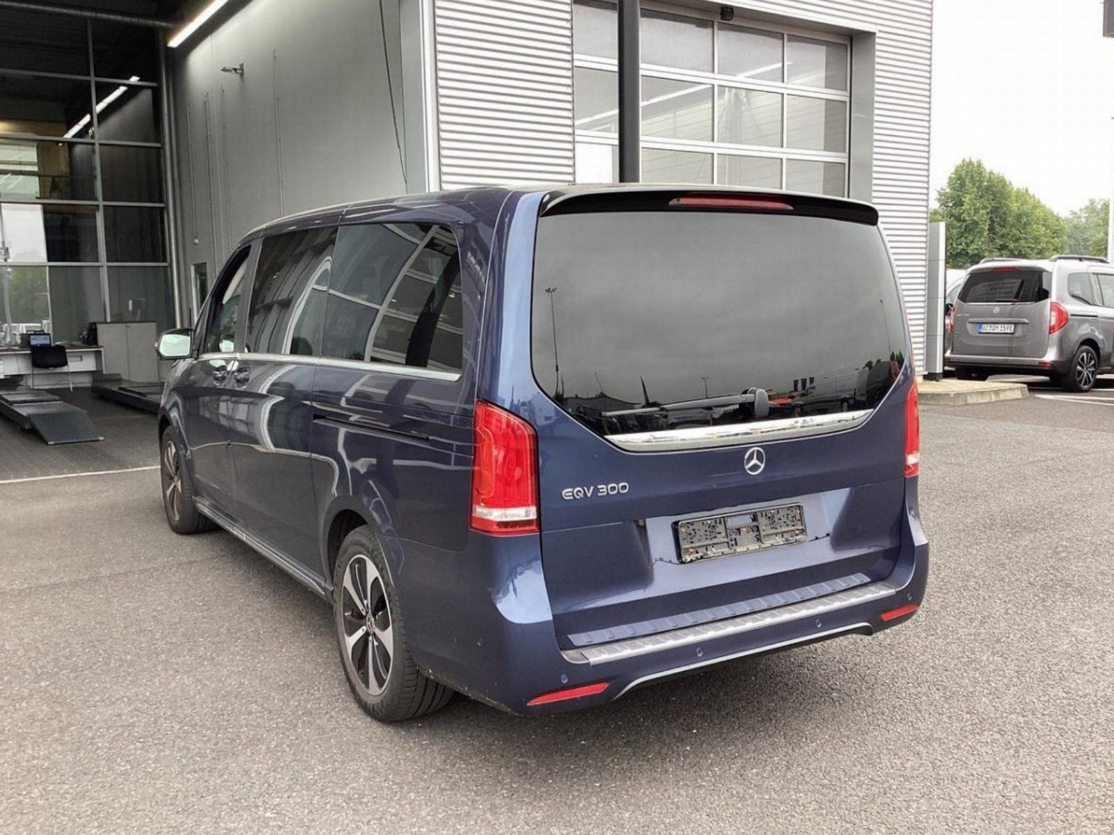 Fahrzeugabbildung Mercedes-Benz EQV300 L AVANTGAR Pano DISTRO Sitzklima AIRMATIC