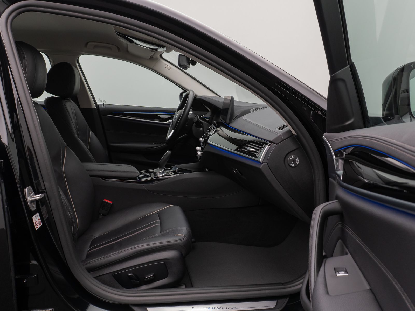 Fahrzeugabbildung BMW 530d LuxuryLine Kamera Laser HUD DAB ACC Komfort