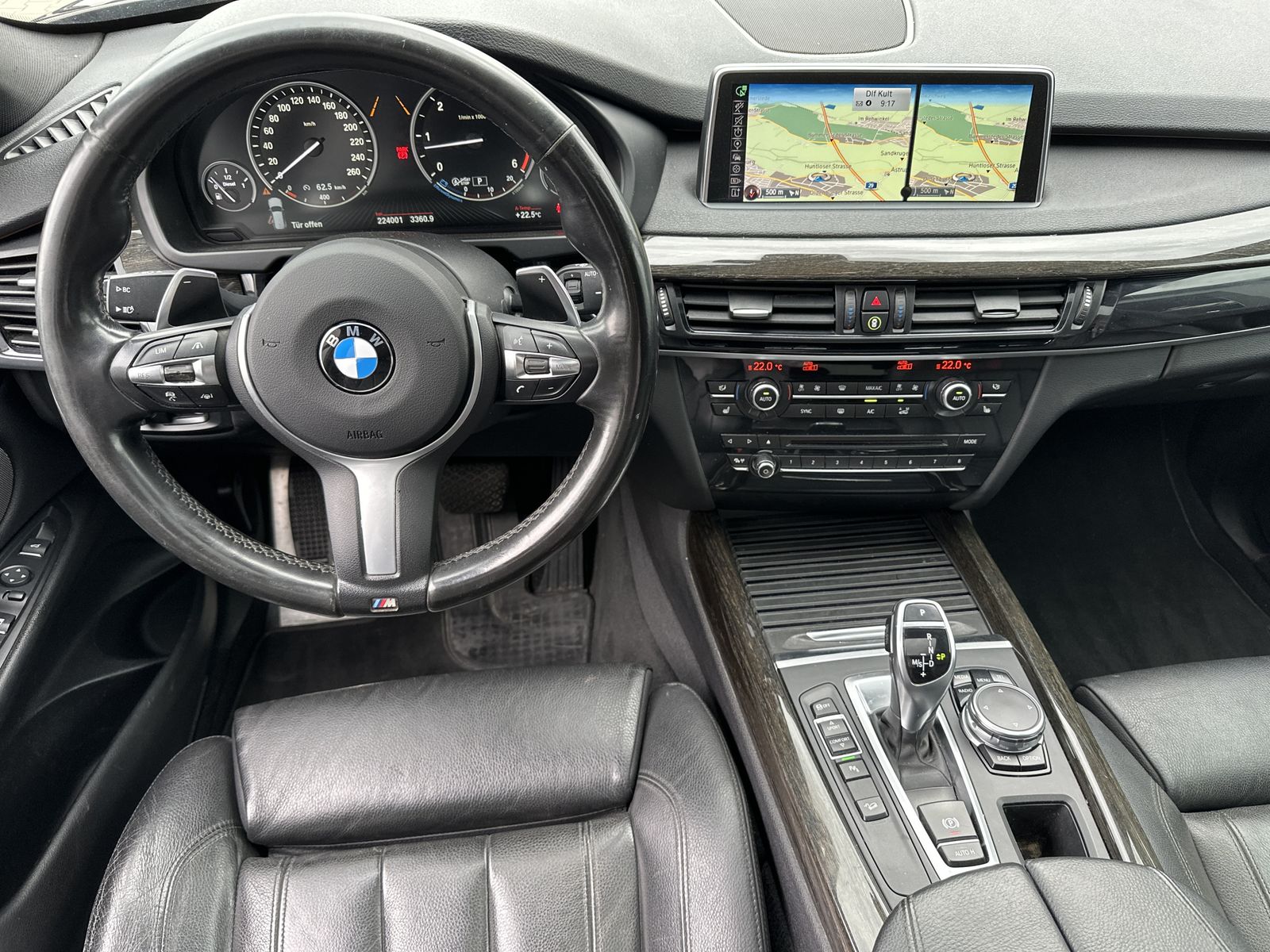 Fahrzeugabbildung BMW X5 xDrive30d M-Sport NAV+LED+PANO+KAM+HUD+H&K+PP