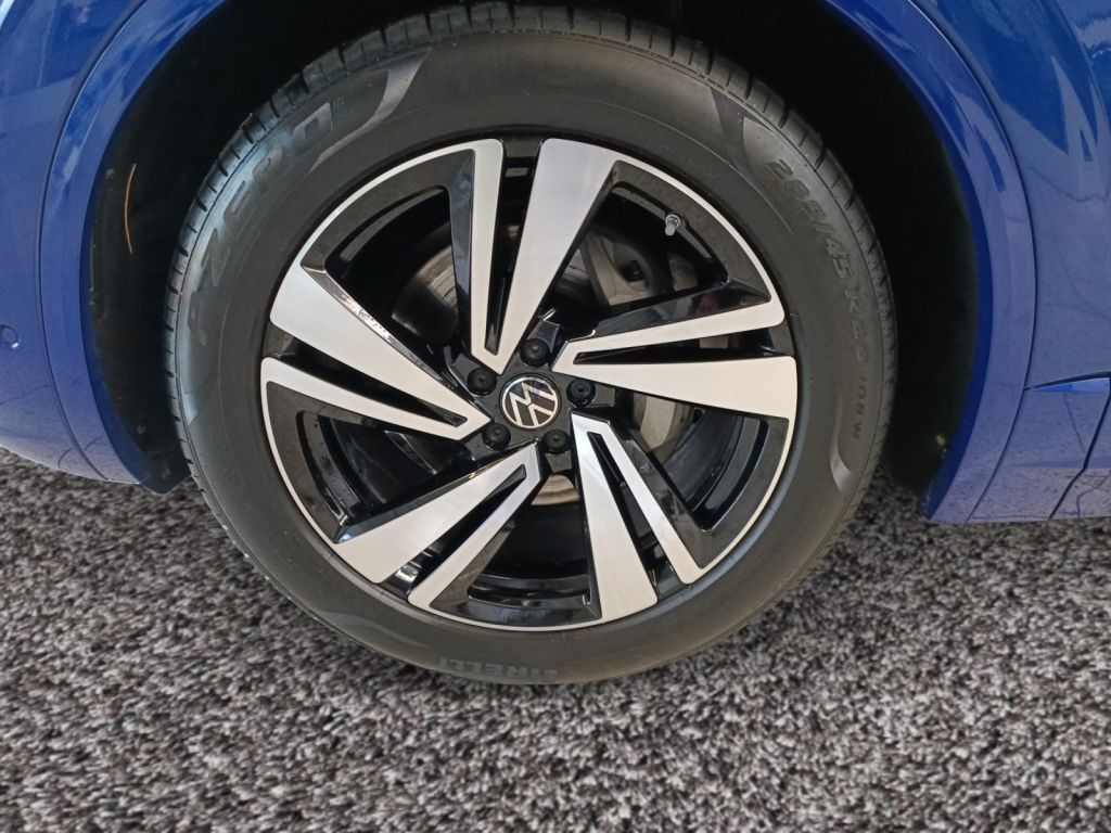 Fahrzeugabbildung Volkswagen Touareg R-Line Dynaudio Head Up Facelift Voll