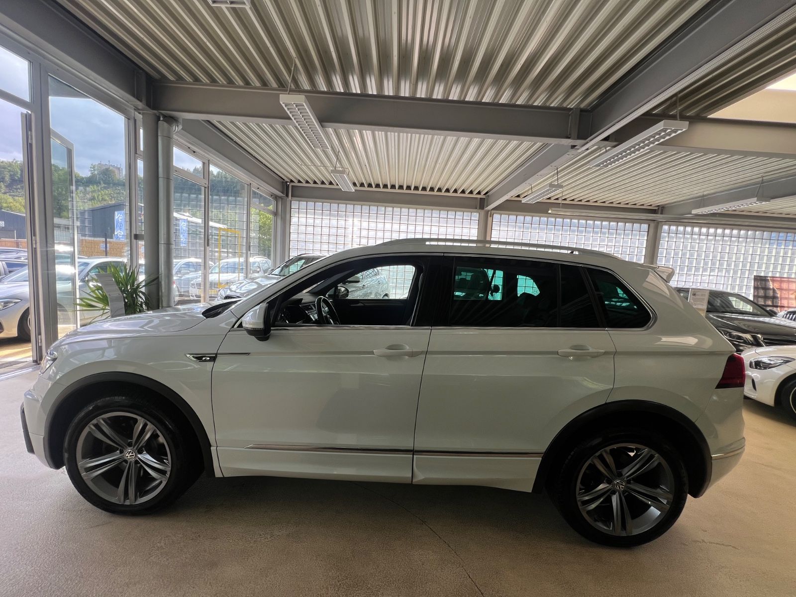 Fahrzeugabbildung Volkswagen Tiguan Highline 4Motion R line *HEAD-UP*MEMORY*