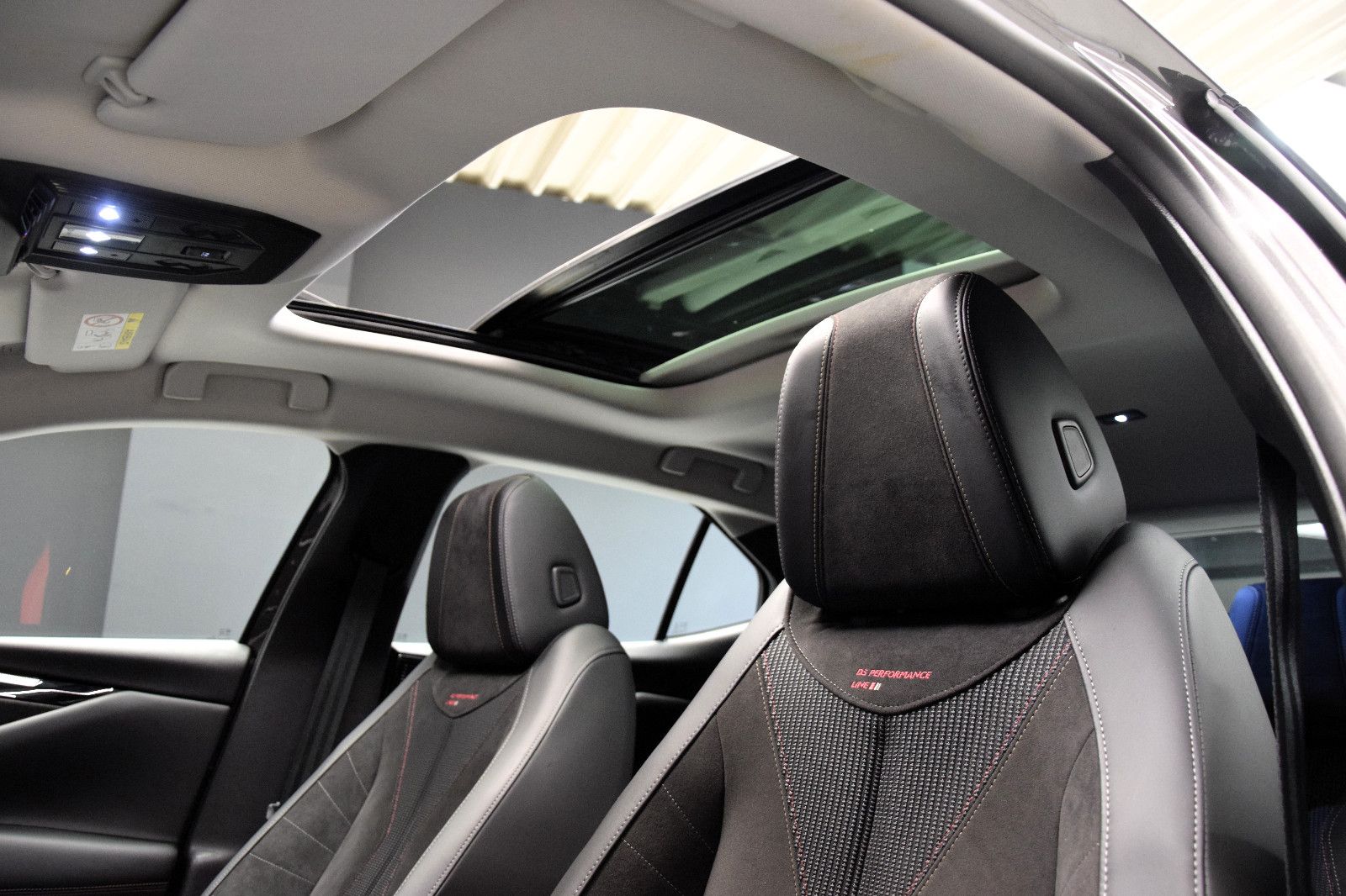 Fahrzeugabbildung DS Automobiles DS4 Performance Line Pano Sitzheizung