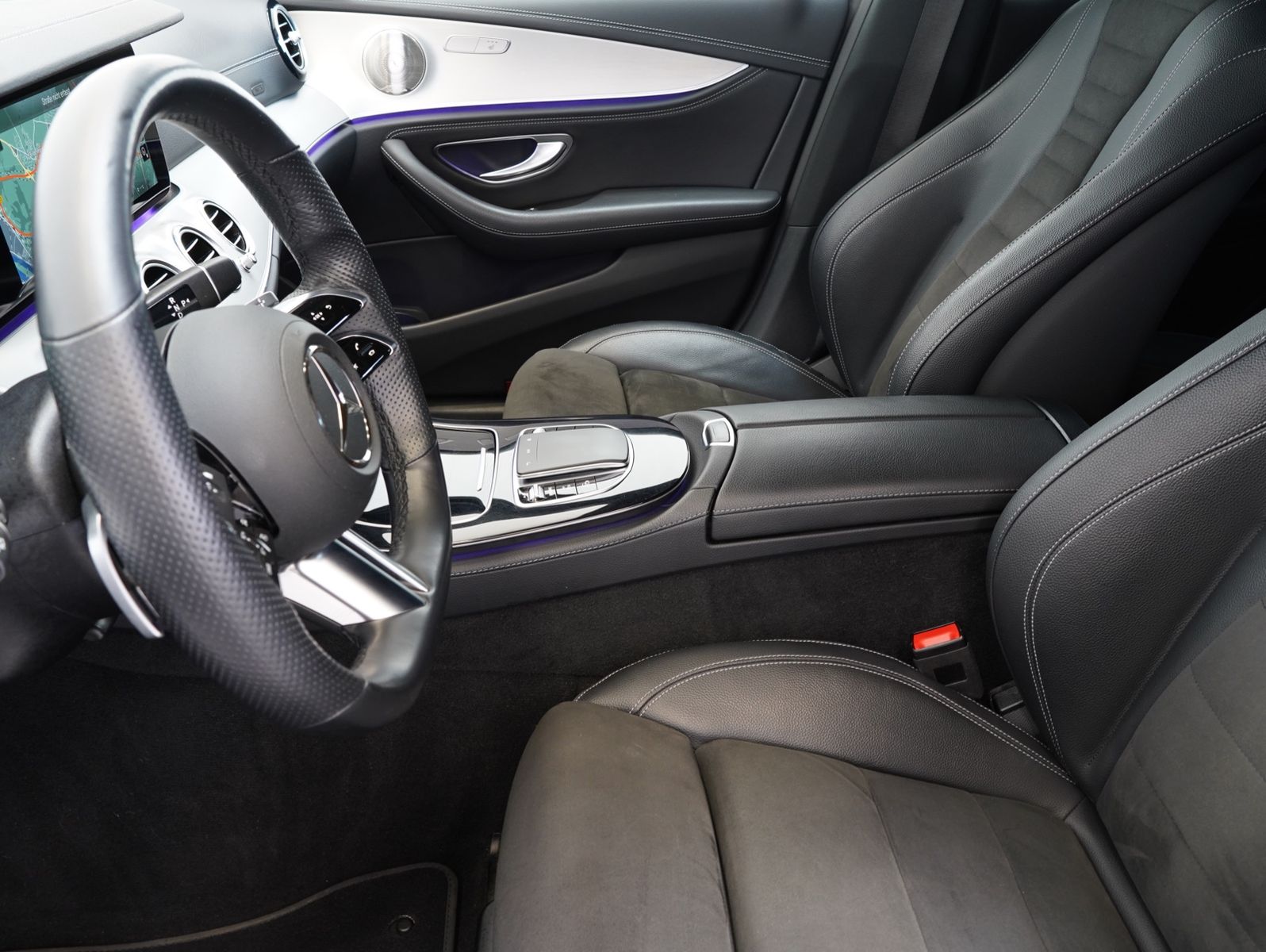 Fahrzeugabbildung Mercedes-Benz E 300 de T 4Matic AMG Line DISTRONIC/BURMESTER