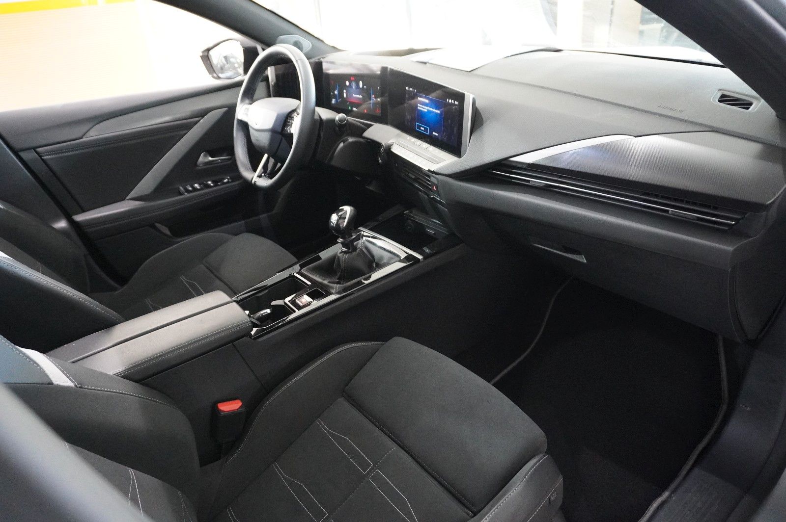Fahrzeugabbildung Opel Astra L ST 1.2T GS SPORT NAVI/LED/360°/PANO/HUD
