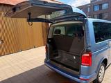 Volkswagen T6 Multivan - blaue Volkswagen T6 Multivan