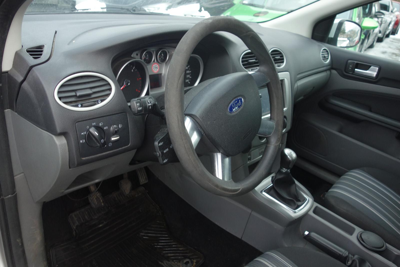 Ford Focus 2010 — photo 22