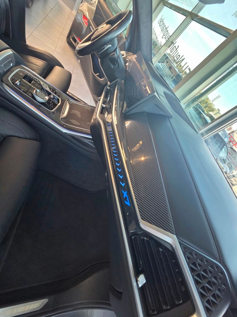 Fahrzeugabbildung BMW X7 xDrive 40 i M Sport/Voll/Skylounge, gestik