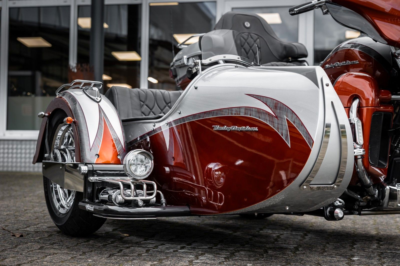 Fahrzeugabbildung Harley-Davidson FLHTKSE CVO E-Glide - V-Triebwerk Gespann