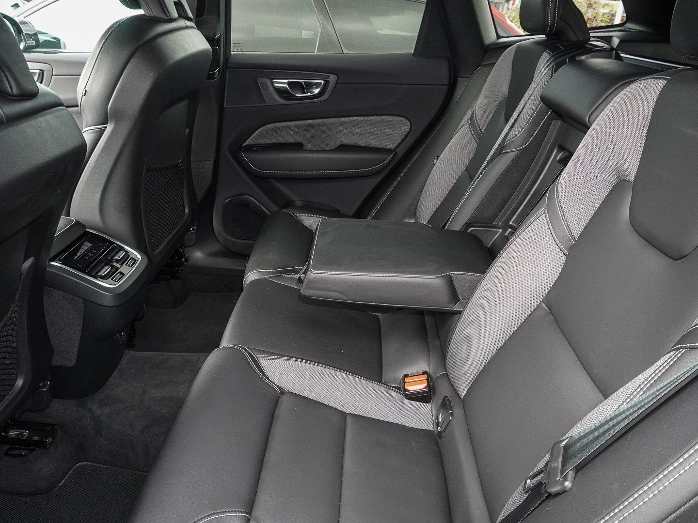 Volvo XC60 B4 B R-Design STANDHZG PANO AHK 360° H&K LE