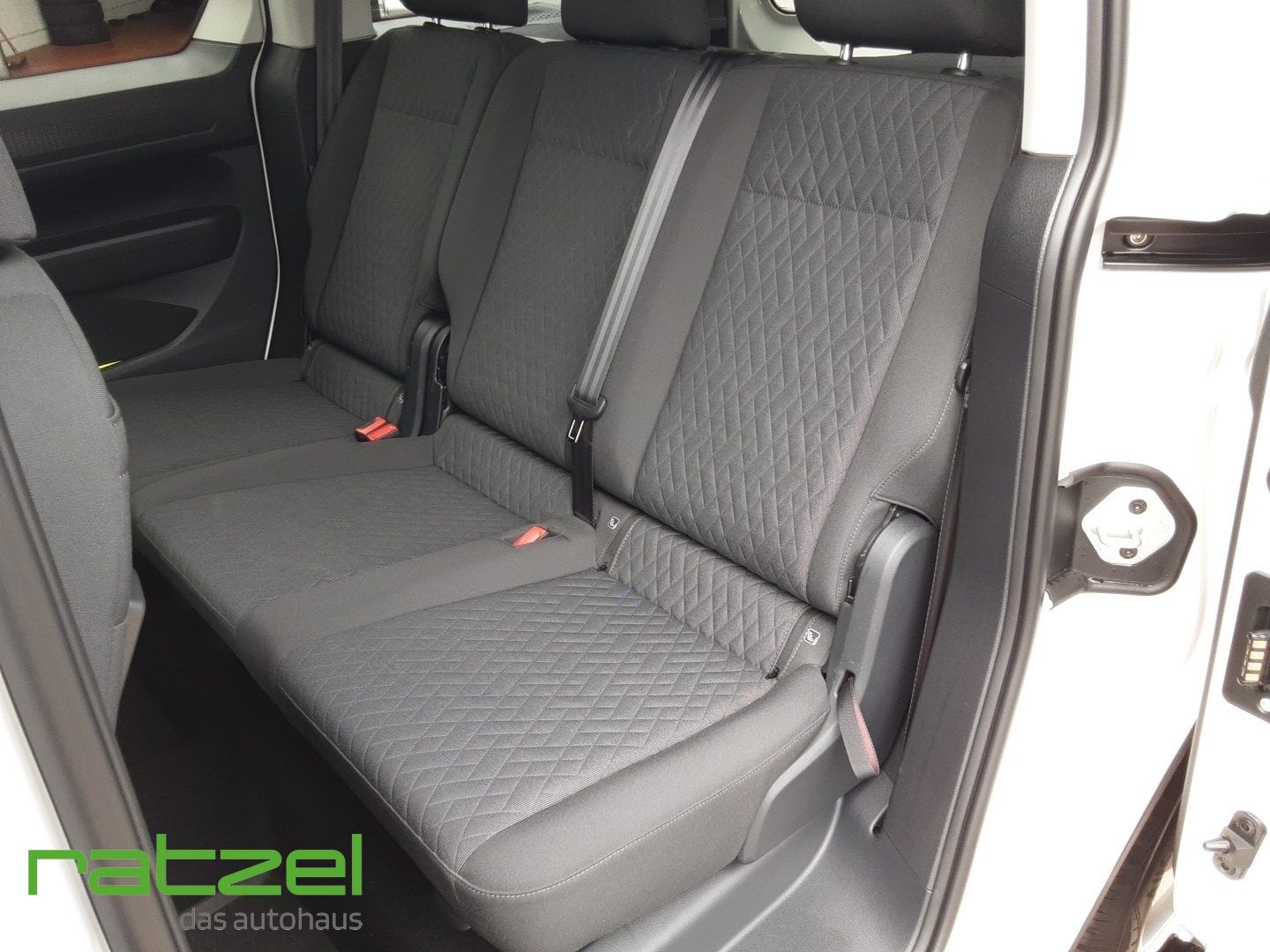Fahrzeugabbildung Volkswagen Caddy Life 1.5 TSI LMF Dachreling Sitzhzg. Navi