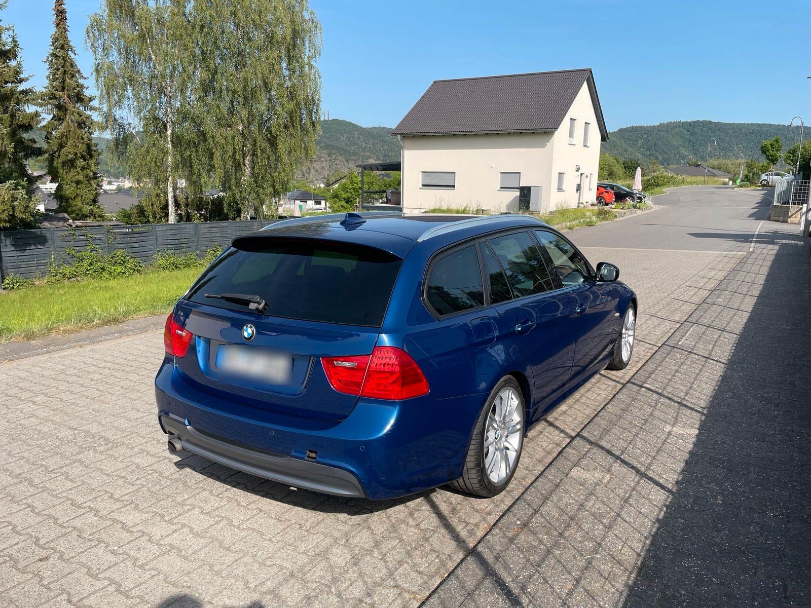 BMW 320 2011 — interior