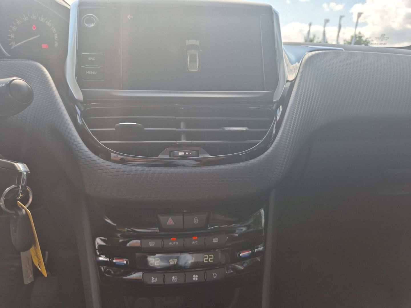 Fahrzeugabbildung Peugeot 2008 1.2 Allure PT 110 Panorama Navi CarPlay SHZ