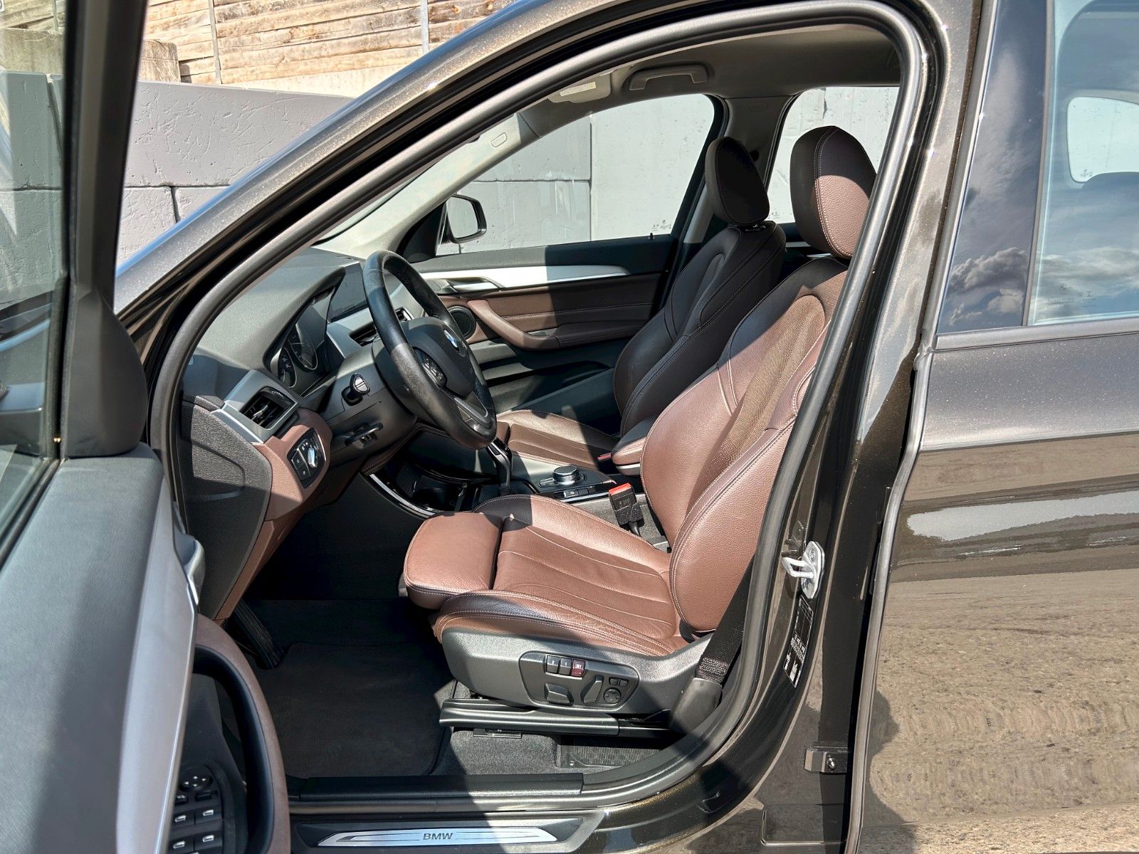 Fahrzeugabbildung BMW X1 sDrive18i Sport Line HiFi Navi + HUD Leder