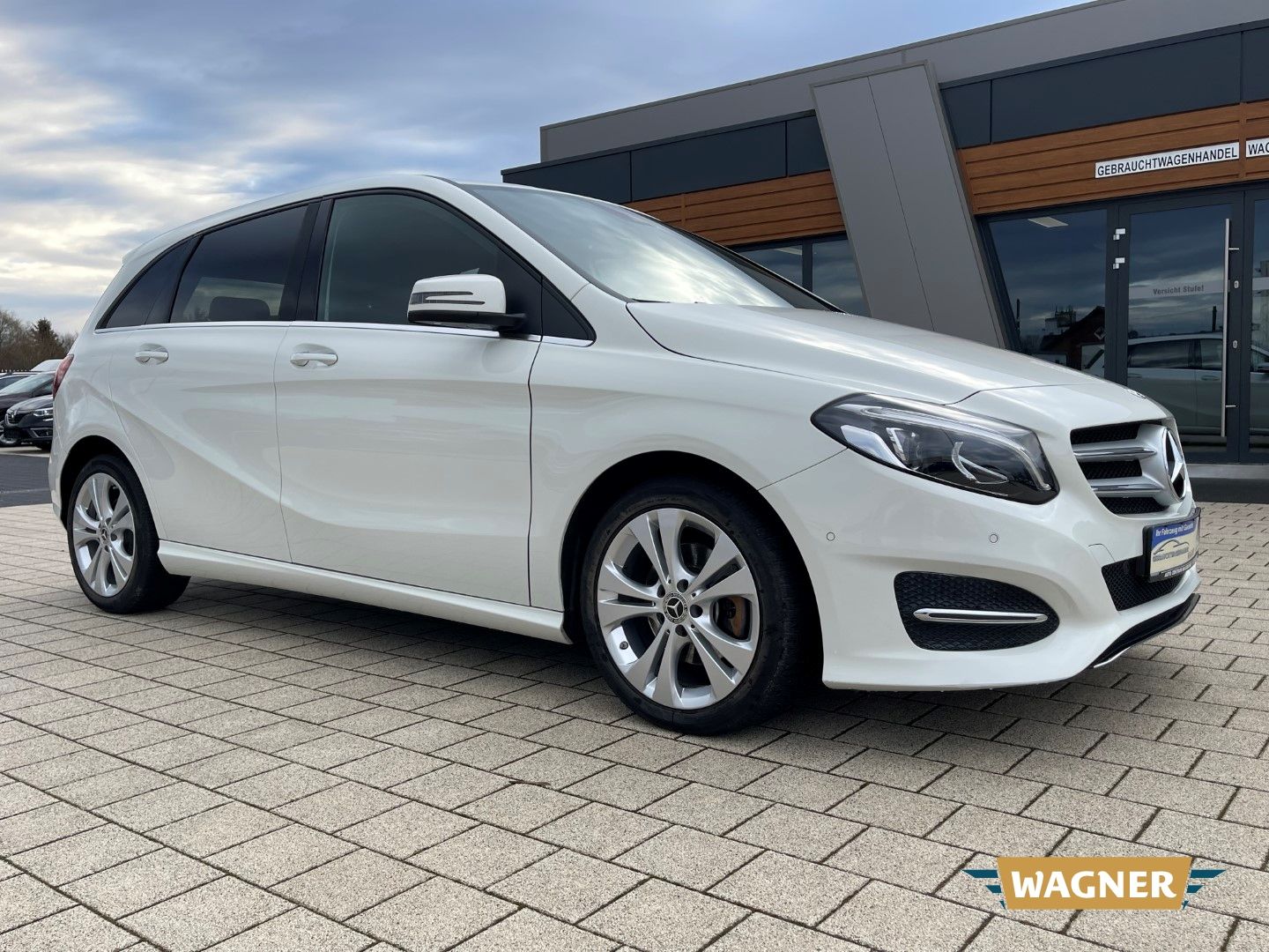 Fahrzeugabbildung Mercedes-Benz B 220 4Matic Automatik AHK SHZ LED Kamera